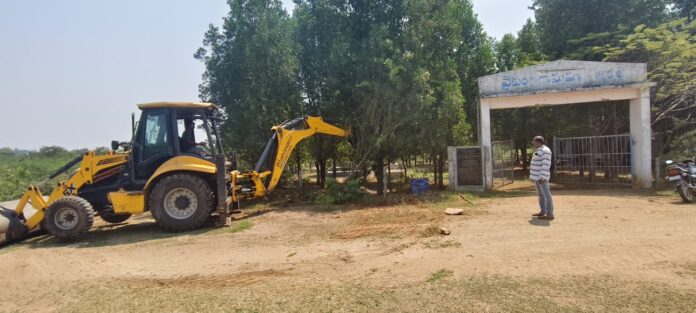 జుక్కల్ వైకుంఠదామంలో ముళ్లపదలు పిచ్చి మొక్కలు తొలగింపు