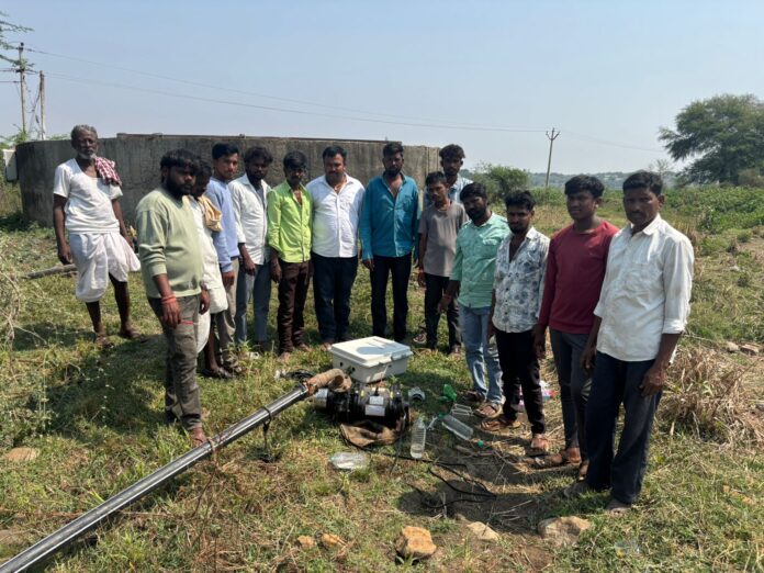 గ్రామస్తులకు నీటి సౌకర్యాన్ని కల్పించిన గ్రామ సర్పంచ్..