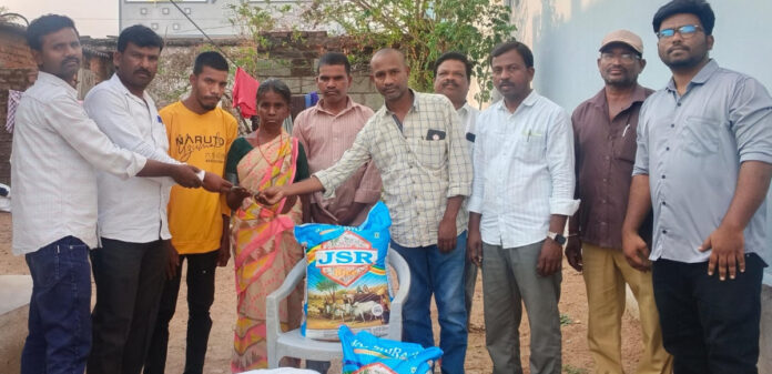 మృతుని కుటుంబానికి ఆర్థిక చేయూత