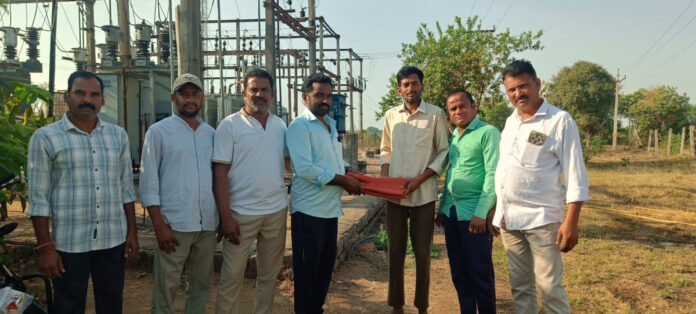 విద్యుత్ సిబ్బందికి చేతి గ్లౌజులు అందజేత