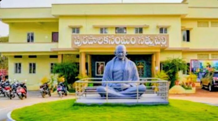 సత్తుపల్లి మున్సిపల్ కార్యాలయంలో ఏసీబీ సోదాలు