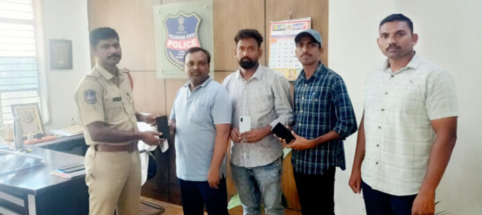 సిఈఐఆర్ పోర్టల్ ద్వారా ఫోన్లు అందజేత