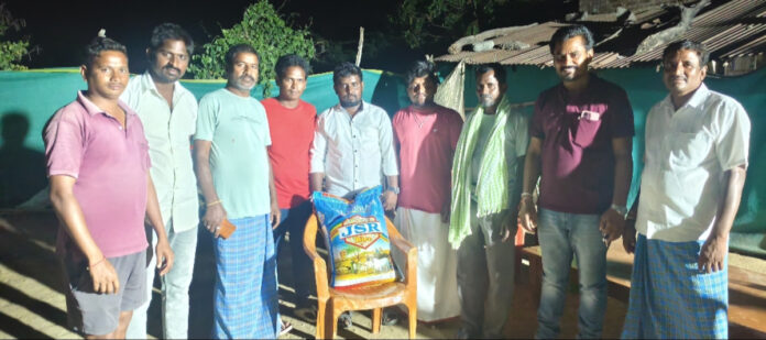మృతుల కుటుంబాలకు బియ్యం అందజేత