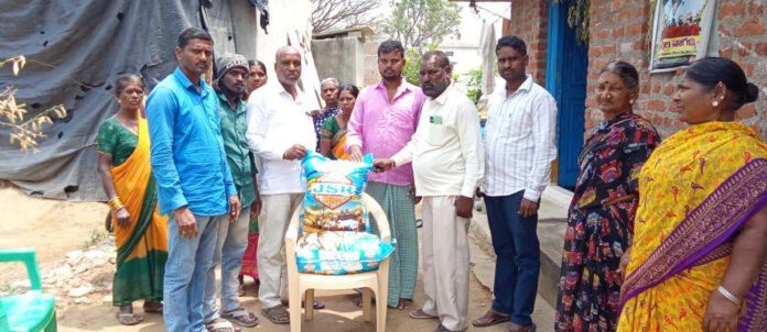 మృతుడి కుటుంబాన్ని పరామర్శించిన కాంగ్రెస్ నాయకులు