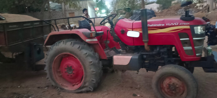అక్రమ ఇసుక ట్రాక్టర్ పట్టివేత..