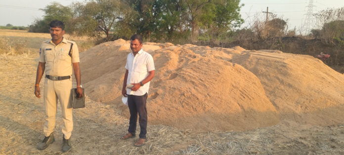 దుందుభి వాగులో ఇసుక డబ్బులు సీజ్