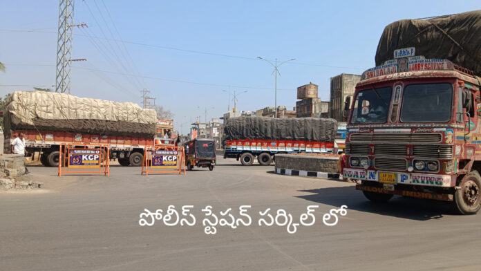Ashwaraopet main intersection in chaos