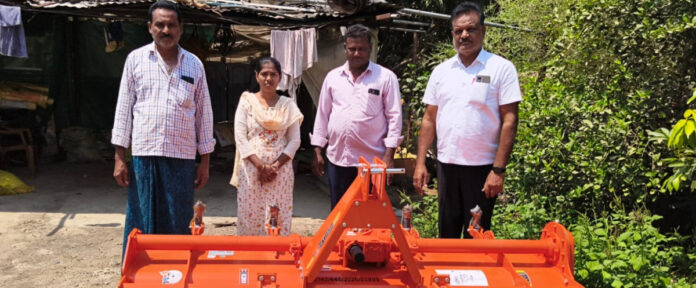 సబ్సిడీపై రోటవేటర్ అందజేసిన సర్పంచ్