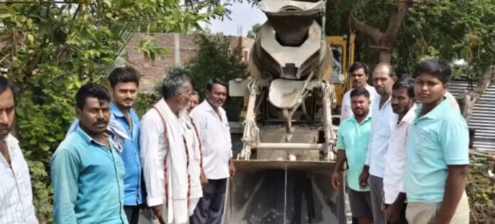 మైబాపూర్ లో సీసీ రోడ్డు నిర్మాణాలను ప్రారంభించిన సర్పంచ్