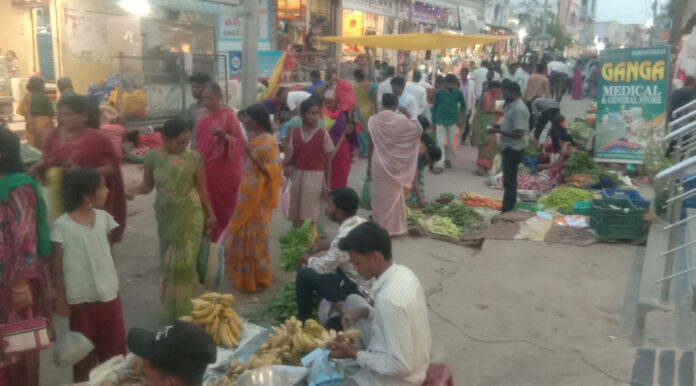 మద్నూర్ సంతలో సెల్ ఫోన్ల అపహరణ