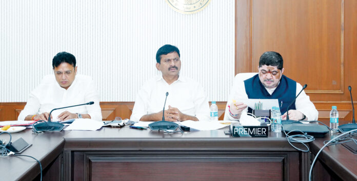 నివాసంలో లేని డబుల్ బెడ్రూమ్ ఇండ్ల లబ్దిదారులకు నోటీసులు