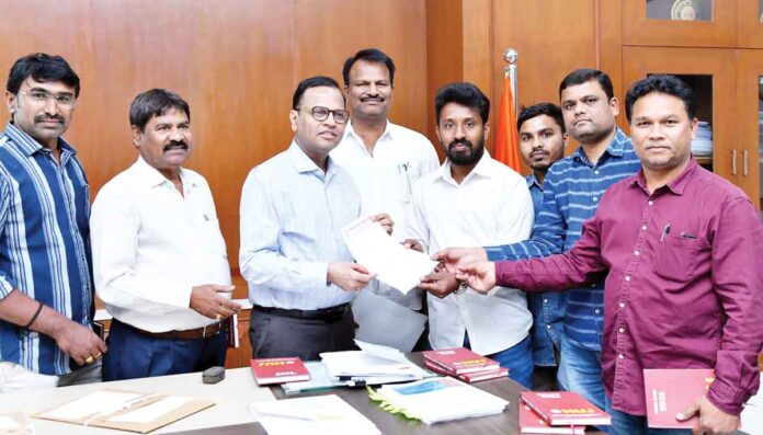 Health cards should be issued to journalists as well.