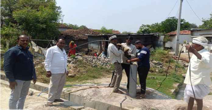 గ్రామస్తుల దాహార్తిని తీర్చేందుకు గ్రామ సర్పంచ్ అవిశ్రాంత కృషి