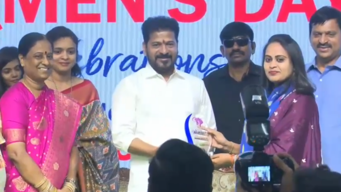 CM felicitates women journalists at Praja Bhavan