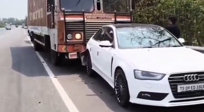 అగి ఉన్న కారును ఢీకొన్న కంటైనర్..ఇద్దరు మృతి