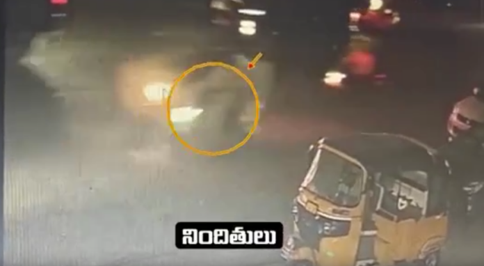 కండ్లల్లో కారం కొట్టి రూ.కోటి కాజేసిన దుండగులు