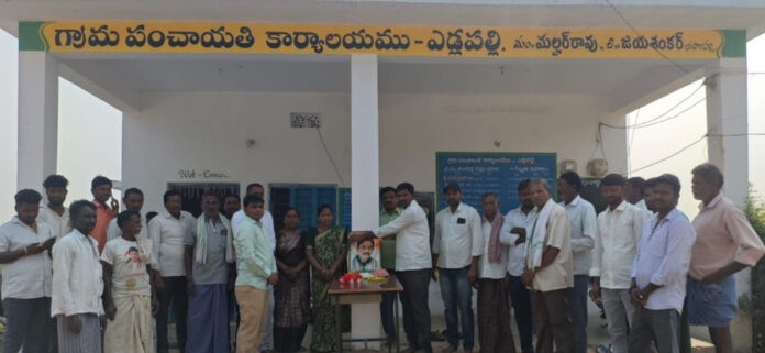 శ్రీపాదరావు జయంతి సందర్భంగా విద్యార్థులకు పెన్నులు, పెన్సిల్ పంపిణీ