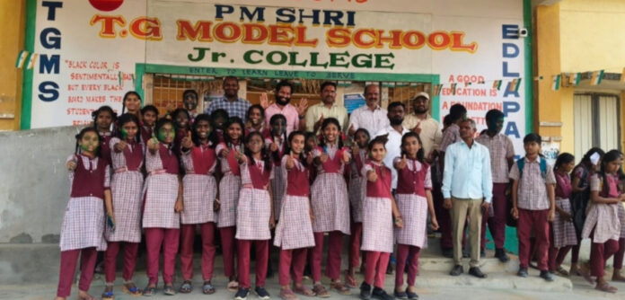 ఆదర్శ పాఠశాలలో ముందస్తు హోలీ వేడుకలు