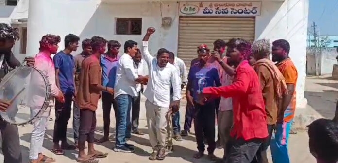 ఊరుకొండలో హోలీ.. రంగుల కేలి..