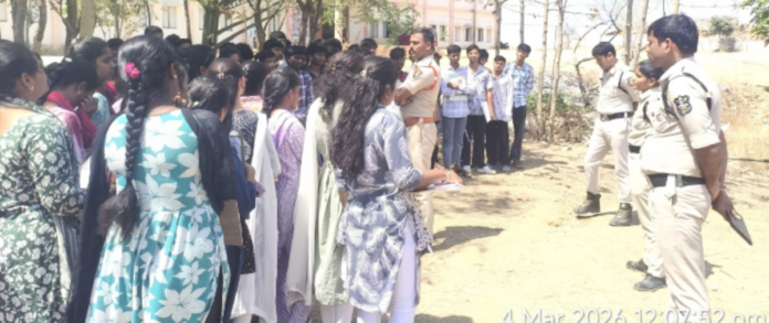 సైబర్ క్రైమ్, రోడ్ సేఫ్టీపై కాలేజ్ వవిద్యార్థులకు అవగాహన