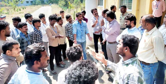 తెలంగాణ యూనివర్సిటీ సౌత్ క్యాంపస్లో విద్యార్థుల మధ్య ఘర్షణ