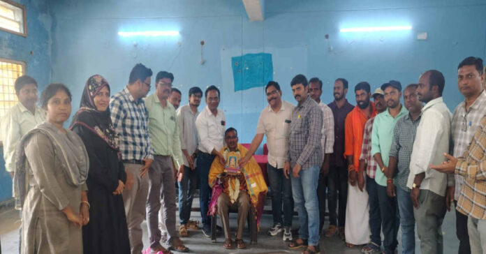 బదిలీపై వెళ్లిన గ్రామ కార్యదర్శికి ఘన సన్మానం