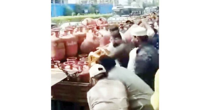 ఫిలింనగర్లో గ్యాస్ సిలిండర్లు ఎత్తుకెళ్లిన ప్రజలు