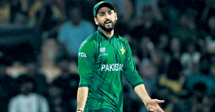 పాక్ క్రికెటర్లపై జరిమానా