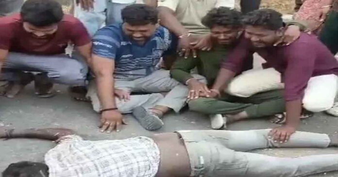 డివైడర్ను ఢీకొన్న బైక్.. ఇద్దరు మృతి