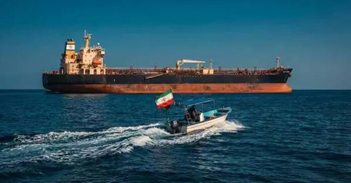 ముగ్గురు నావికులు మృతి