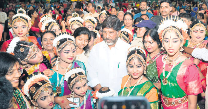 Artists should contribute to social consciousness