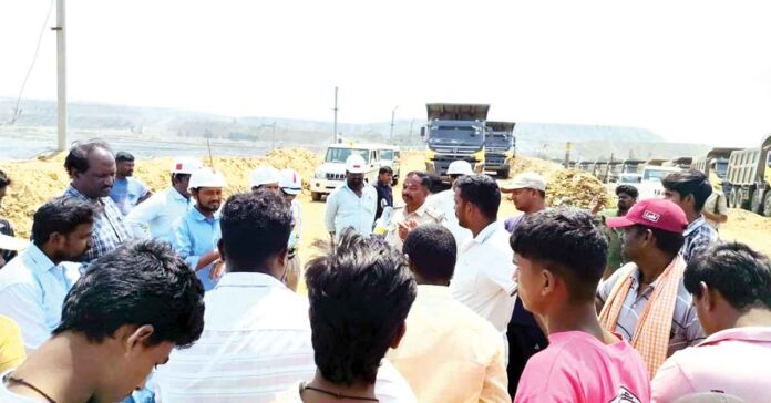 సింగరేణి ఓసీ త్రీ పనుల అడ్డగింత