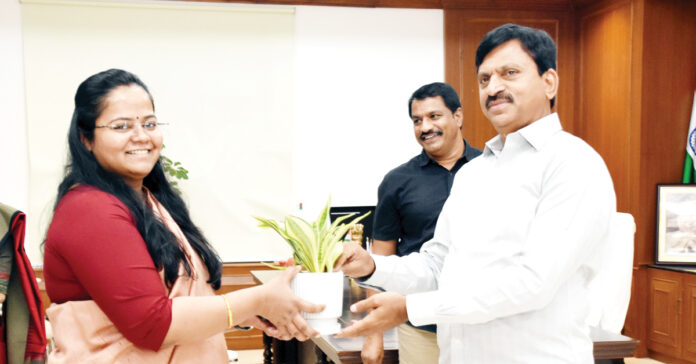 ప్రభుత్వ ఆలోచనలకు అనుగుణంగా పని చేయండి