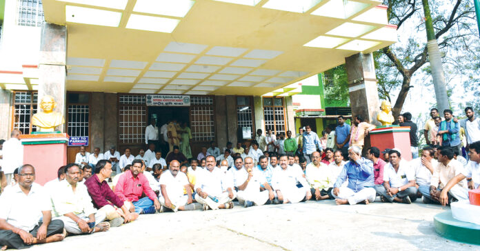 ఎనుమాముల మార్కెట్లో ఆందోళనలు