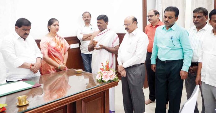 Chief Whip Performs Rituals in Council Chamber