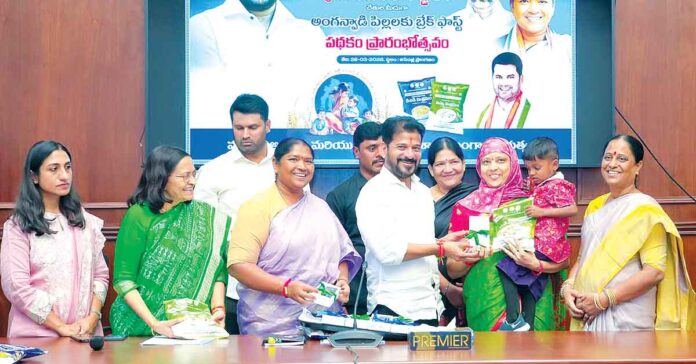 అంగన్వాడీ చిన్నారులకు తొలిముద్ద