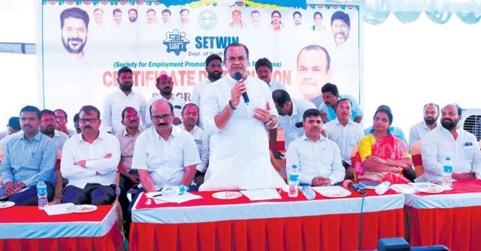 మహిళలు పురుషులతో సమానంగా ఎదగాలి