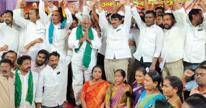 ఎంతమందిని తొక్కుతవ్..