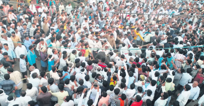 సంప్రదాయం పేరిట పిడిగుద్దులు