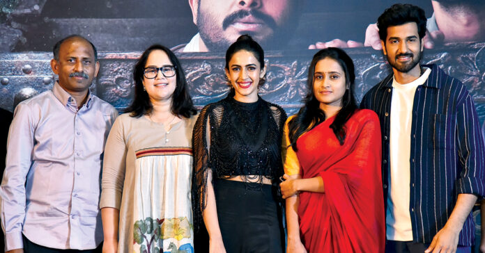 నవ్విస్తూ, భయపెట్టే ‘రాకాస’