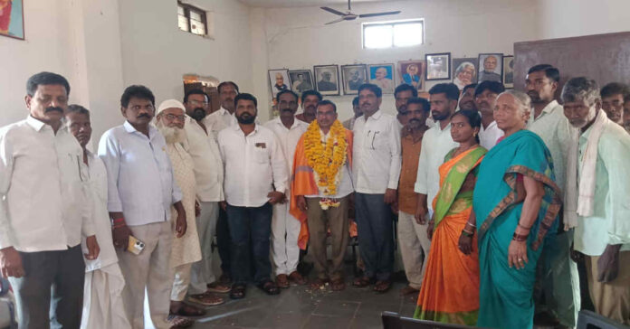 గ్రామ కార్యదర్శి రాఘవేందర్ గౌడ్ సన్మానం