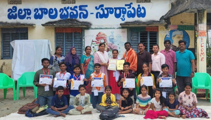 ఎగ్జిబిషన్ లో నైపుణ్యం చాటిన స్టూడెంట్స్ కు ప్రశంసాపత్రాలు అందజేత