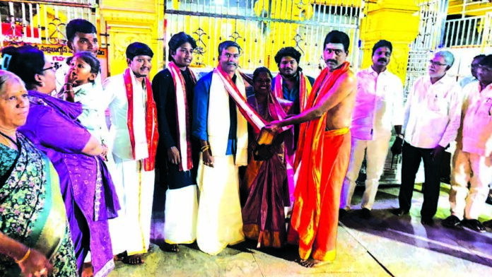 మల్లికార్జున స్వామి ఆలయానికి ఐదు హుండీలు విరాళం