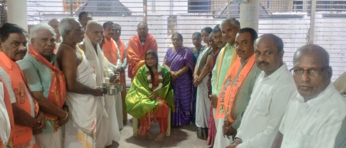 వార్డు కౌన్సిలర్ ను సన్మానించిన హనుమాన్ సత్ సంఘ భక్తులు