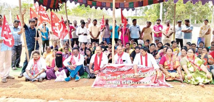 ఇండ్ల స్థలాలు ఇచ్చేవరకూ పోరాటం