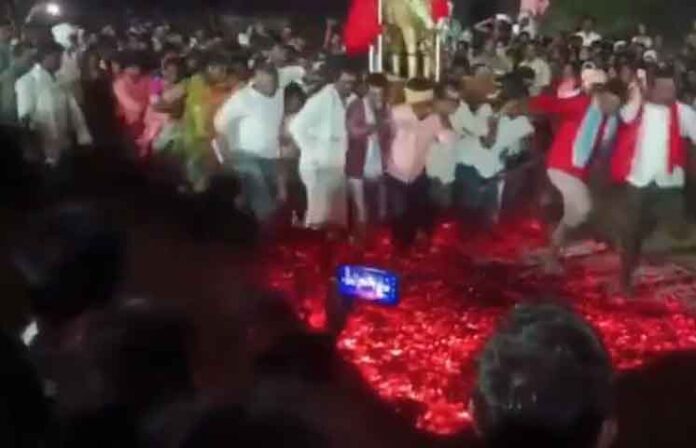 నిప్పుల గుండంలో పడిపోయిన భక్తులు..