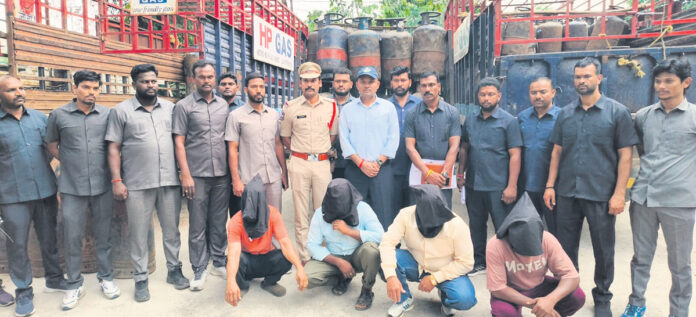 గ్యాస్ సిలిండర్ల అక్రమ విక్రయ ముఠా అరెస్ట్