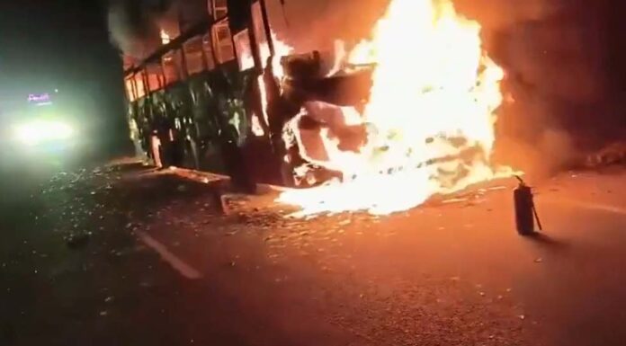 మంటల్లో కాలిపోయిన ట్రావెల్స్ బస్సు..