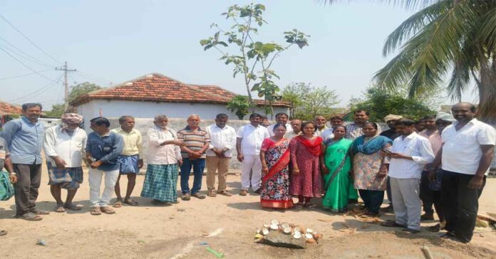 సీసీ రోడ్డు నిర్మాణానికి శంకుస్థాపన..