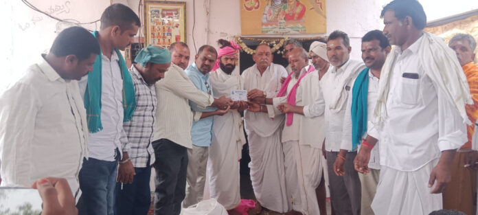 ఆలయ నిర్మాణానికి విరాళం అందజేత..